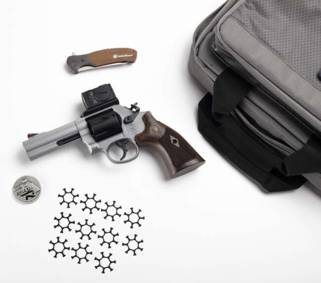 SMITH AND WESSON 686 PLUS 357MAG 4" SPEC R BNDL